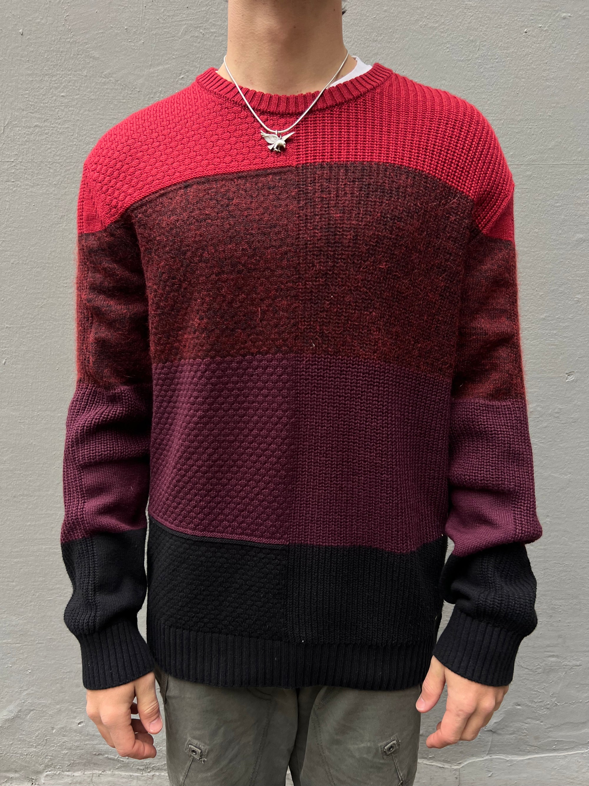 Zu sehen ist ein strickpullover von Diesel in verschiedenen rot Farben 