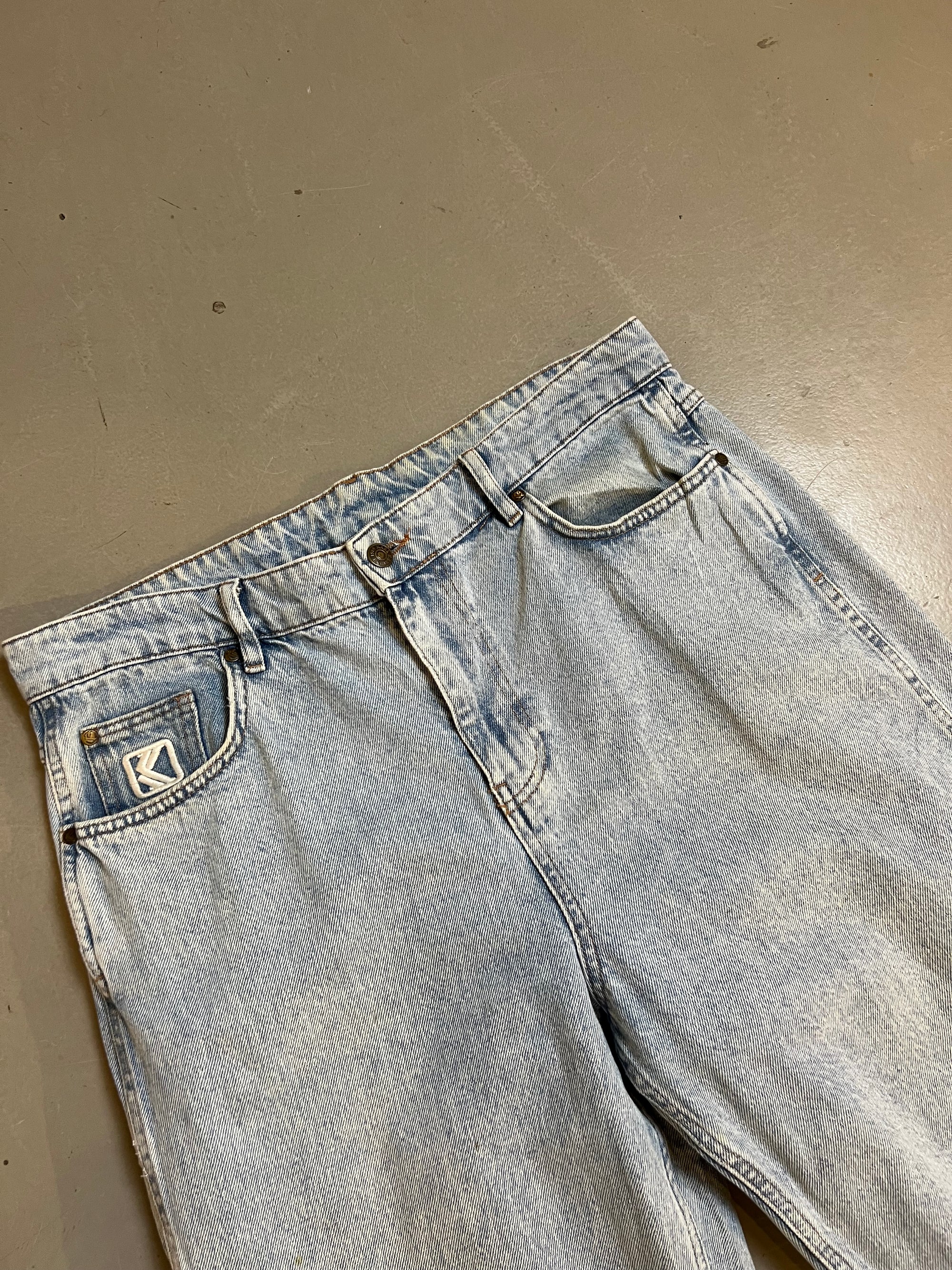 Zu sehen ist eine hellblaue baggy Jeans von Karl kani