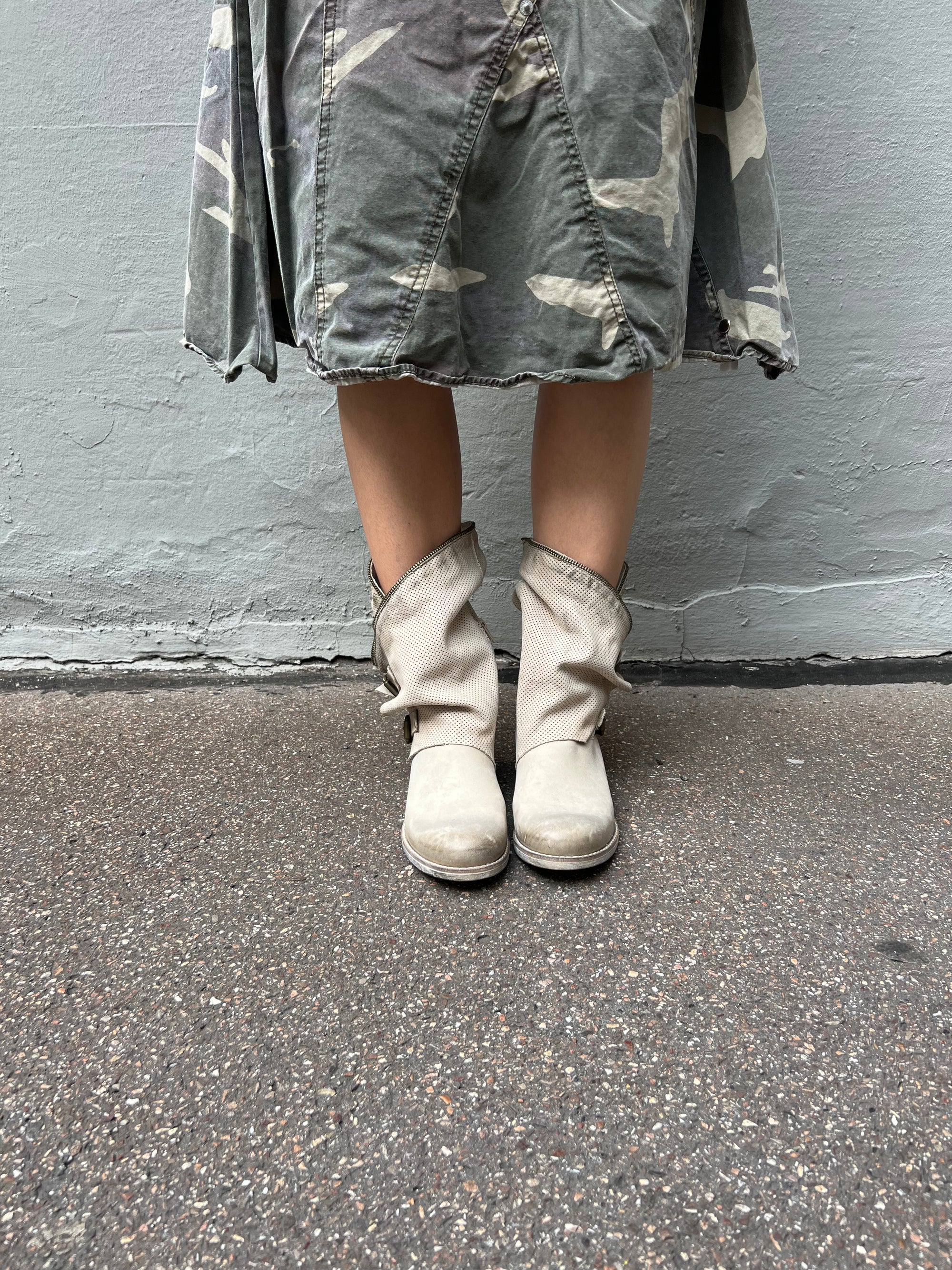 Vintage Beige Boots 39