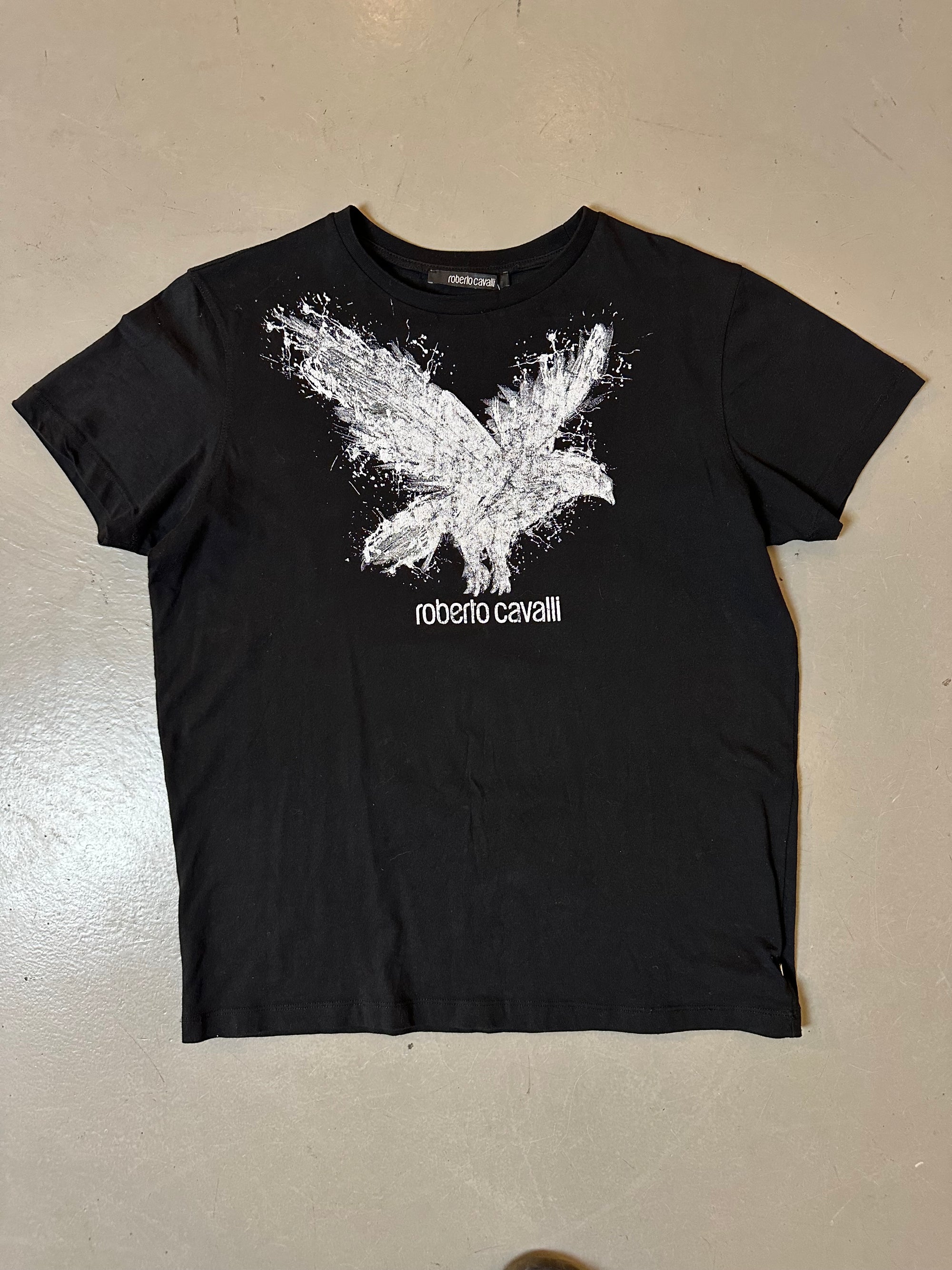 Zu sehen ist ein schwarzes Tshirt mit einem weißen Adler von Roberto cavalli 