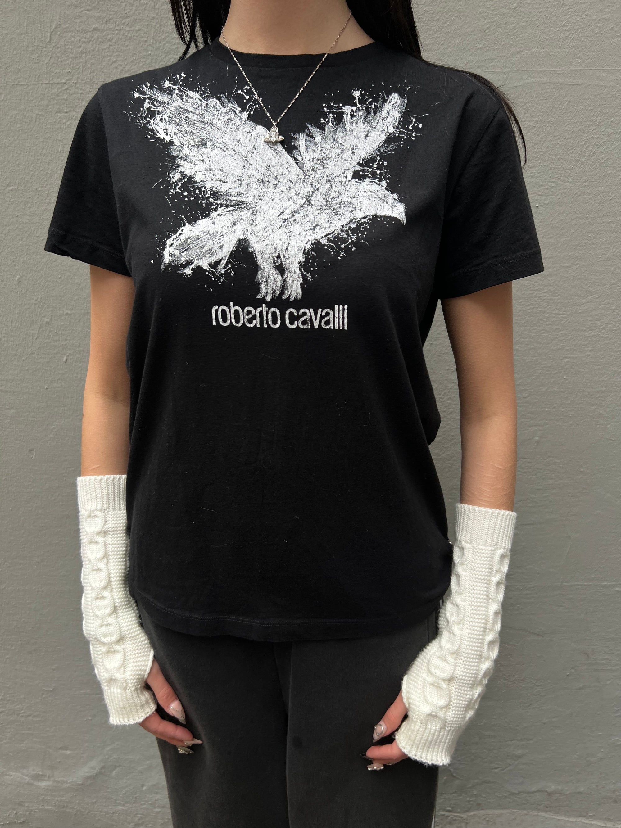 Zu sehen ist ein schwarzes Tshirt mit einem weißen Adler von Roberto cavalli 