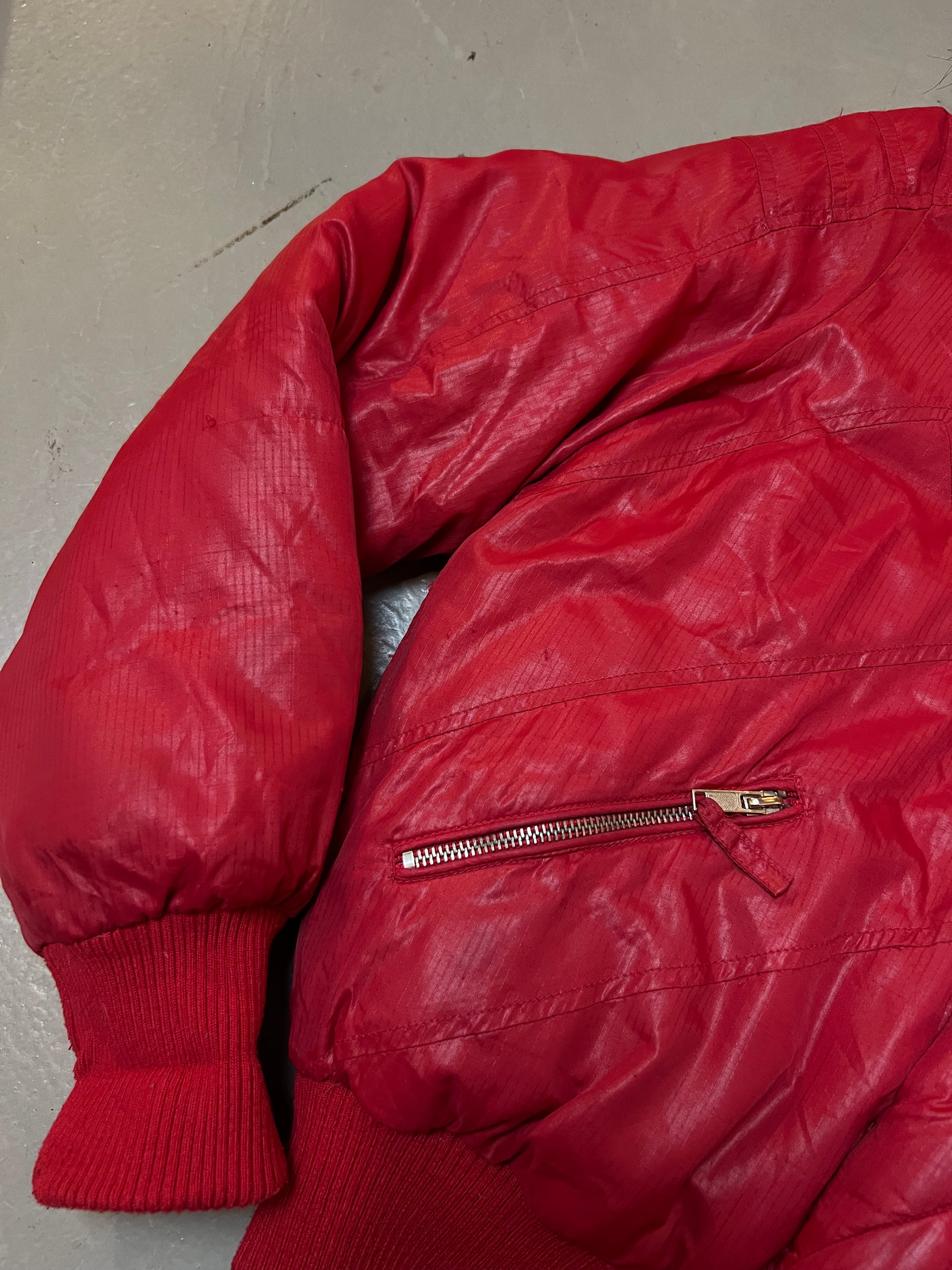 Zu sehen ist eine Pink/rote Pufferjacke von Lee cropped mit Fell Kaputze