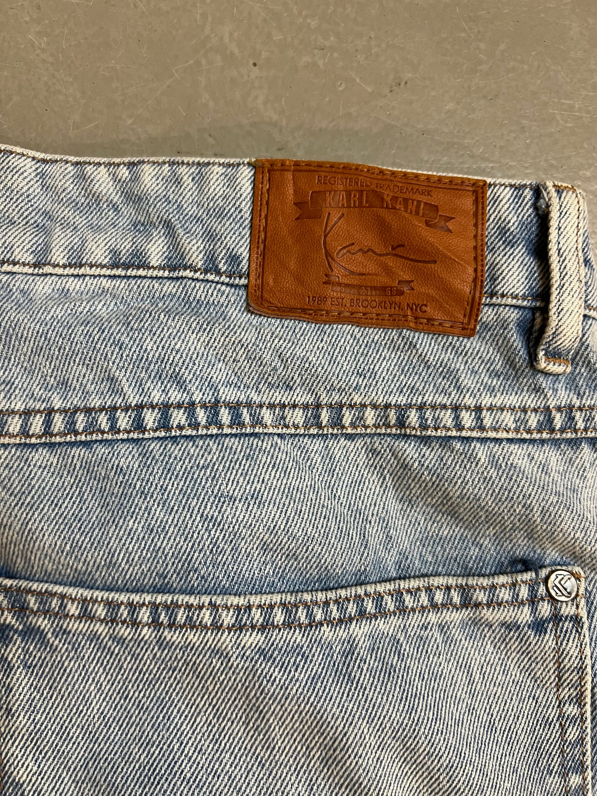 Zu sehen ist eine hellblaue baggy Jeans von Karl kani