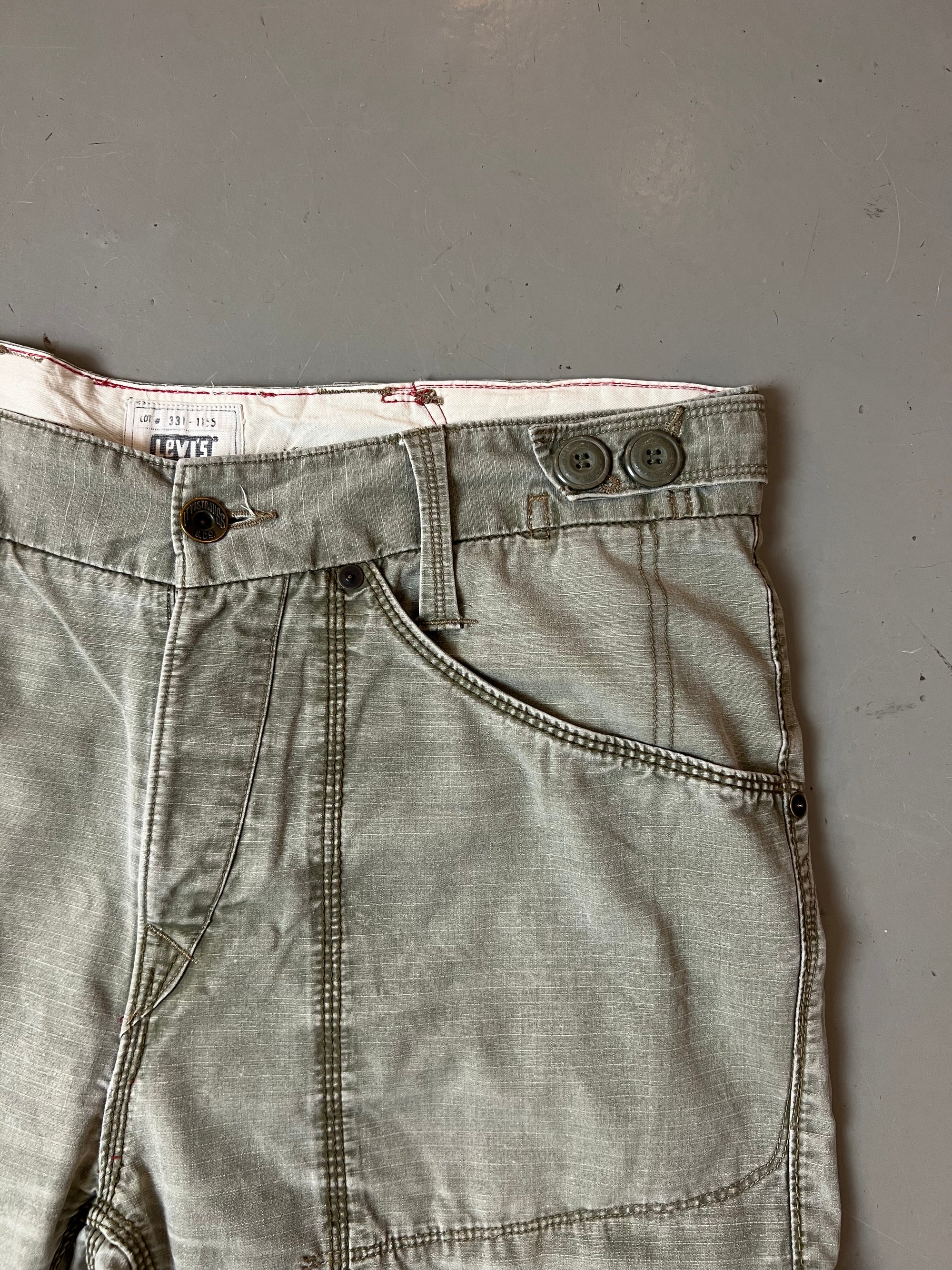 Vintage Levi’s Cargo Shorts L